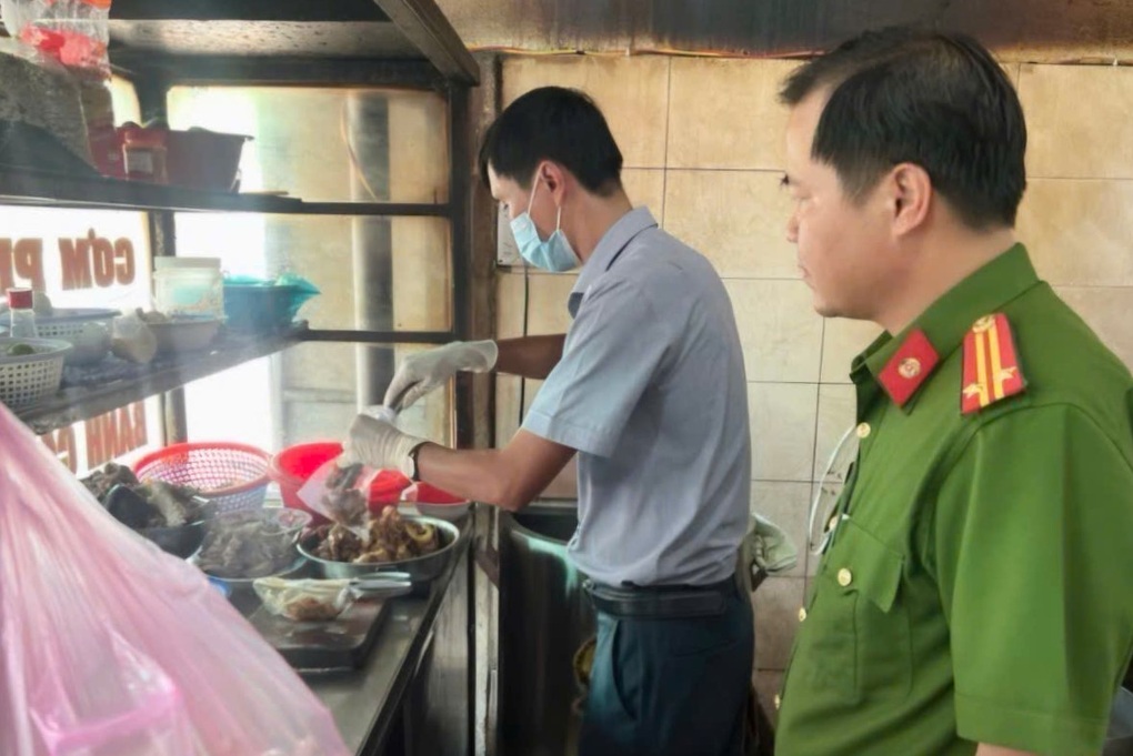 Phát hiện côn trùng, động vật gây hại trong thực phẩm bày bán - 1 Phát hiện côn trùng, động vật gây hại trong thực phẩm bày bán - 1