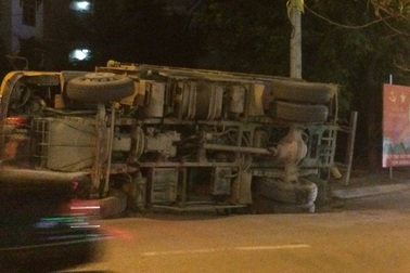 Hà Nội: Xe tải lật nghiêng giữa phố, cát vương vãi ra đường