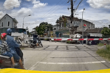 Cố vượt đèn đỏ đường sắt, người đàn ông bị tàu hỏa tông tử vong