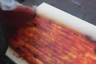 Độc đáo nghệ thuật vẽ tranh từ lửa và bình sơn xịt