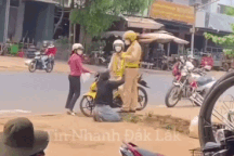 Sự thật đoạn clip nam thanh niên quỳ gối trước CSGT