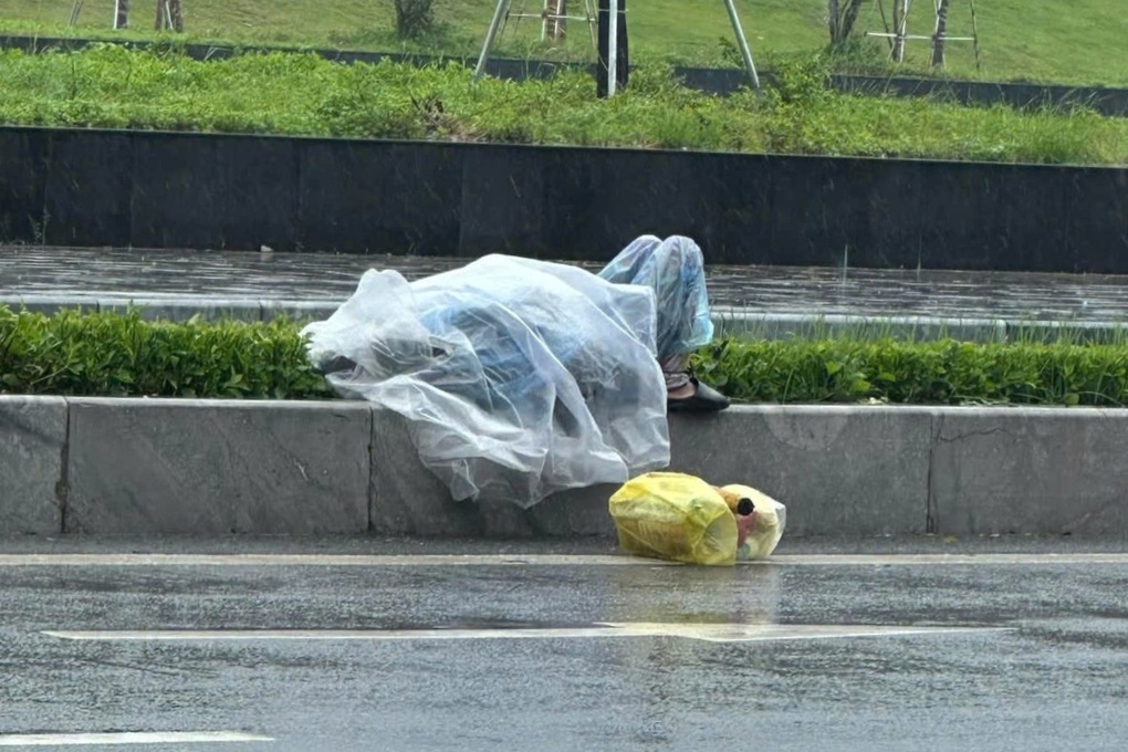 Giải cứu người phụ nữ nằm giữa đường trong lúc trời mưa bão - 1 Giải cứu người phụ nữ nằm giữa đường trong lúc trời mưa bão - 1
