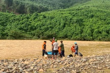 Giải cứu 5 người dân mắc kẹt trong rừng suốt 2 ngày do nước lũ