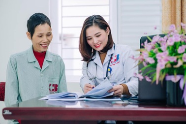 Những chiến sỹ áo blouse trắng mang nụ cười cho bệnh nhân ung thư