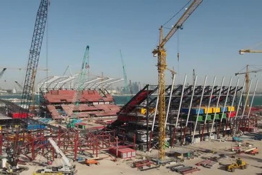 Cận cảnh quá trình xây dựng sân vận động làm từ 974 chiếc container