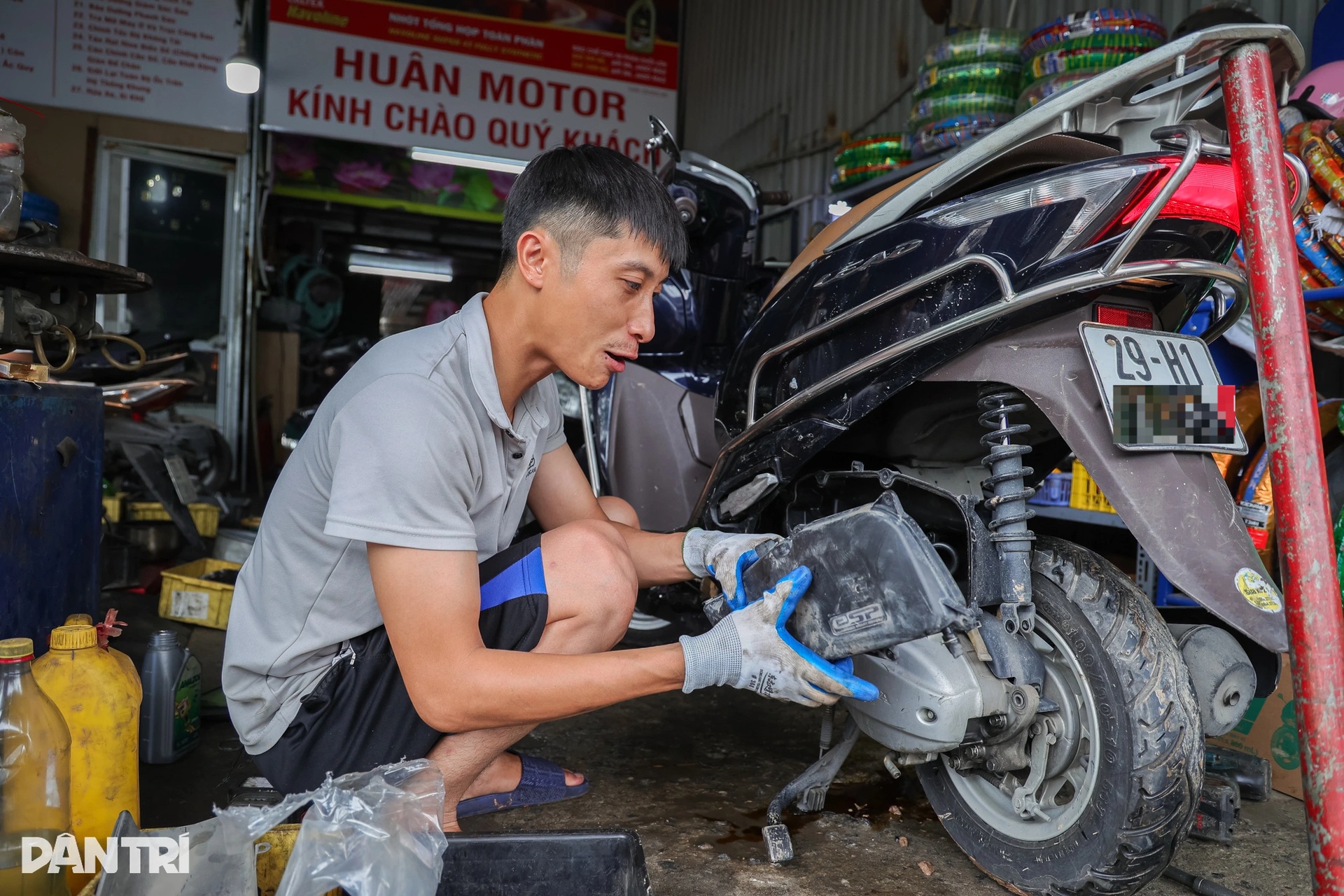 Xe chết máy la liệt sau mưa lớn ở Hà Nội, cửa hàng sửa ngày đêm không xuể - 6 Xe chết máy la liệt sau mưa lớn ở Hà Nội, cửa hàng sửa ngày đêm không xuể - 6