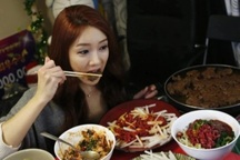 Dù 40 tuổi, tôi vẫn vội bỏ bạn gái xinh đẹp chỉ sau một lần... ăn buffet