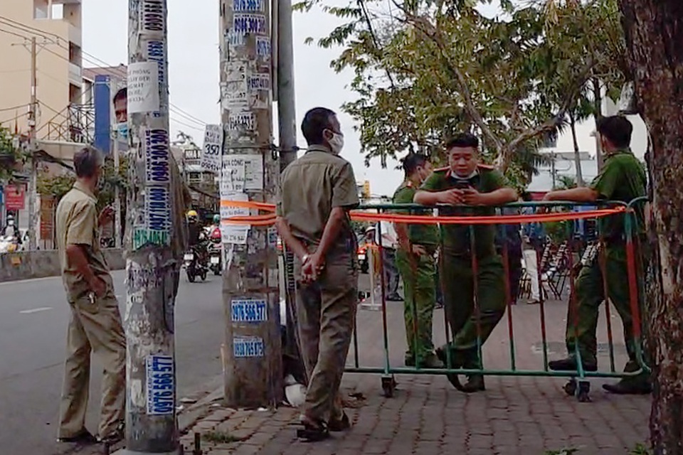 Hai cô gái rơi lầu chung cư đều là học sinh cấp 3 - 1 Hai cô gái rơi lầu chung cư đều là học sinh cấp 3 - 1