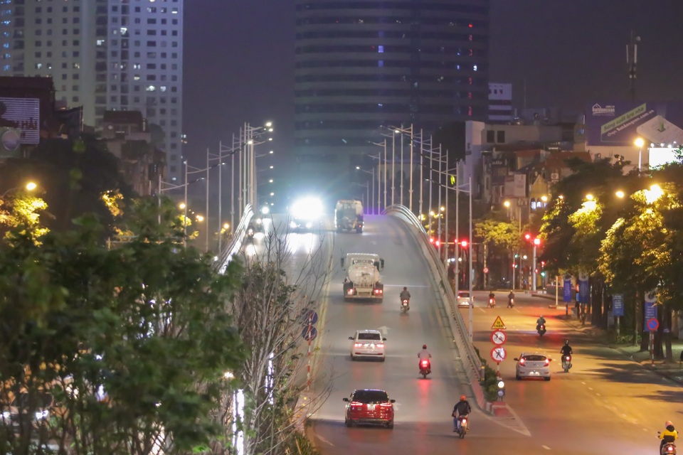 Hà Nội: Đường phố lặng lẽ trong đêm cuối cách ly toàn xã hội - 12 Hà Nội: Đường phố lặng lẽ trong đêm cuối cách ly toàn xã hội - 12