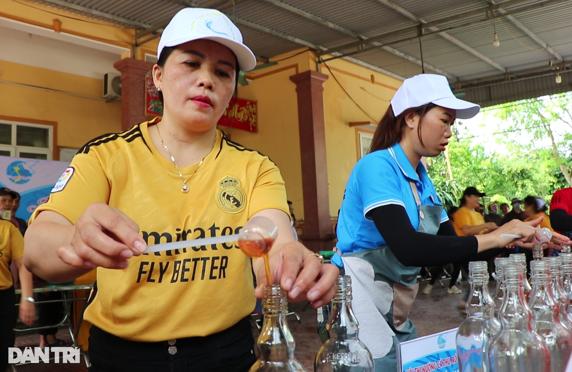 Người đàn ông quyết tranh tài với chị em trong cuộc thi... rót nước mắm - 5