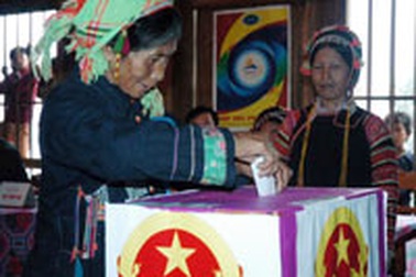 Đồng bào Mường Tè đội mưa đi bầu cử sớm