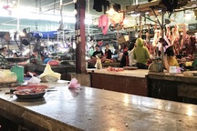 Giá thịt lợn tăng phi mã, nhiều tiểu thương treo quầy, “chuyển sân”