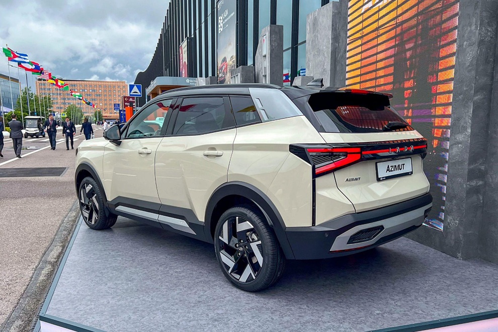 Hãng xe Nga có SUV mới sau 27 năm, hẹn ngày đọ sức với Corolla Cross - 2 Hãng xe Nga có SUV mới sau 27 năm, hẹn ngày đọ sức với Corolla Cross - 2