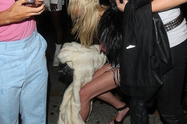 Nữ diễn viên Mỹ say xỉn trên phố