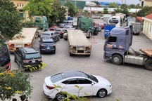 Xe ngoại tỉnh "rồng rắn" chờ đăng kiểm ở Ninh Bình