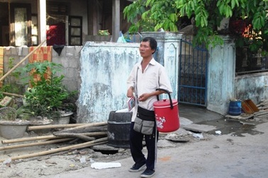 Chồng dị tật bán vé số nuôi vợ tâm thần 