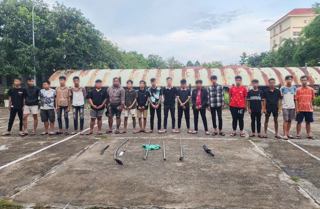 19 thanh thiếu niên chửi bới, ném chai bia để đòi nợ - 1 19 thanh thiếu niên chửi bới, ném chai bia để đòi nợ