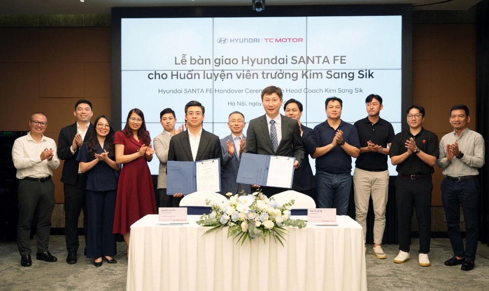 Hyundai Thành Công Việt Nam bàn giao xe Hyundai Santa Fe Calligraphy 2.5 Turbo cho HLV Kim Sang-Sik - 3 Hyundai Thành Công Việt Nam bàn giao xe Hyundai Santa Fe Calligraphy 2.5 Turbo cho HLV Kim Sang-Sik - 3