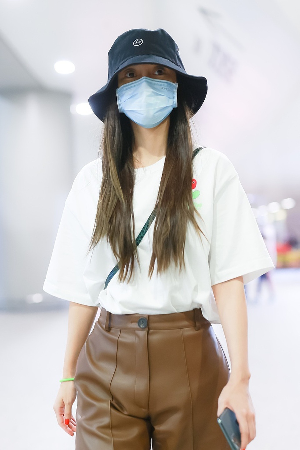 Angelababy lộ gương mặt kém sắc, mệt mỏi vì thiếu lớp trang điểm - 1