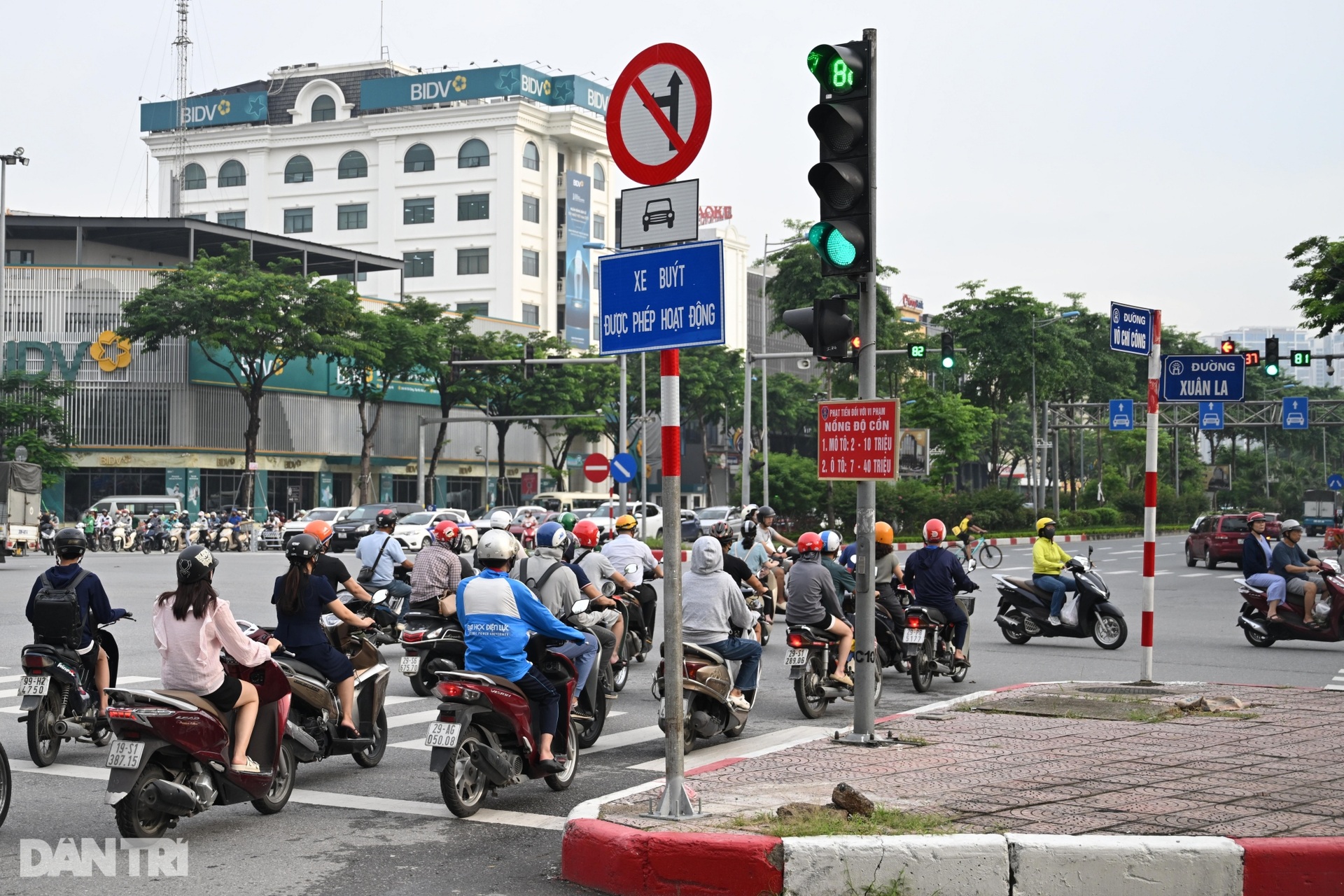 Hàng loạt xe máy đi sai làn trên tuyến đường mới lắp dải phân cách ở Hà Nội - 12 Hàng loạt xe máy đi sai làn trên tuyến đường mới lắp dải phân cách ở Hà Nội - 12