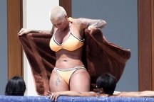 Vũ nữ thoát y bốc lửa với áo tắm hai mảnh