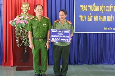 Thưởng nóng đơn vị phá đường dây buôn bán “cái chết trắng”