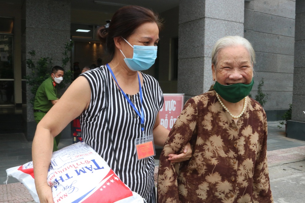 Công an Hà Nội tặng nhiều suất quà tới người già neo đơn gặp khó khăn - 3 Công an Hà Nội tặng nhiều suất quà tới người già neo đơn gặp khó khăn - 3