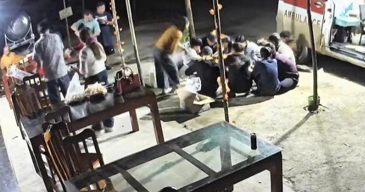 Ngồi nhờ để ăn tối, lời cảm ơn gia chủ qua camera của đoàn từ thiện gây sốt