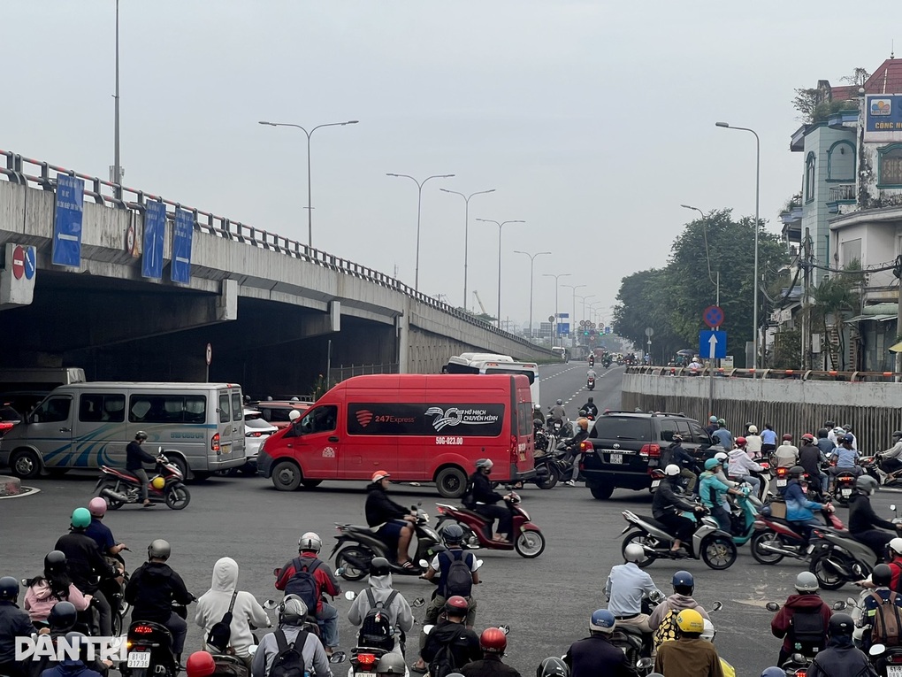 TPHCM se lạnh sáng đầu tuần, người dân mặc thêm áo giữ ấm - 2 TPHCM se lạnh sáng đầu tuần, người dân mặc thêm áo giữ ấm - 2