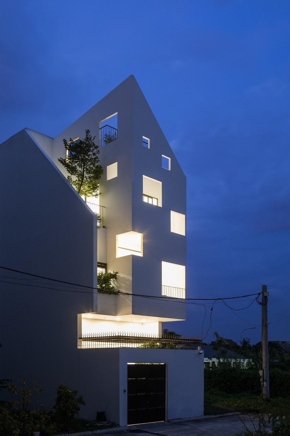 Khám phá bí mật đằng sau ngôi nhà có nhiều cửa sổ ở Sài Gòn - 2