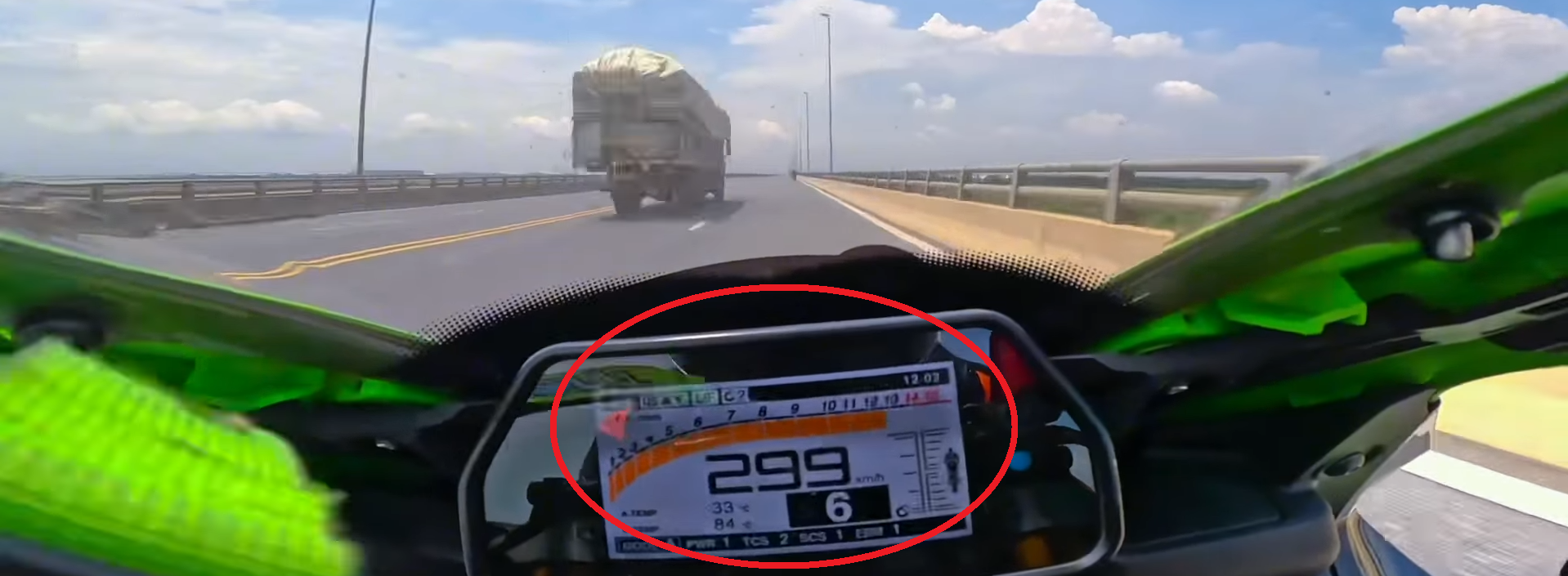 Clip "thanh niên chạy mô tô 299km/h còn khoe lên mạng" gây phẫn nộ tuần qua