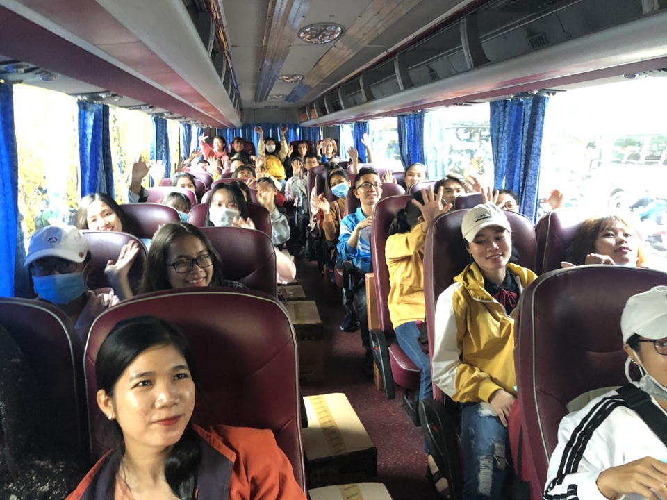 Hàng nghìn sinh viên tại TPHCM về quê đón Tết trên những chuyến xe nghĩa tình - 8 Hàng nghìn sinh viên tại TPHCM về quê đón Tết trên những chuyến xe nghĩa tình - 8