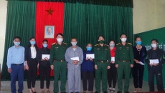Thăm hỏi, tặng quà các thân nhân liệt sĩ, thương binh tham gia mở đường Hồ Chí Minh trên biển