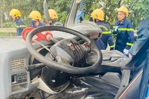 Giải cứu 2 nạn nhân mắc kẹt trong ca-bin xe tải sau tai nạn