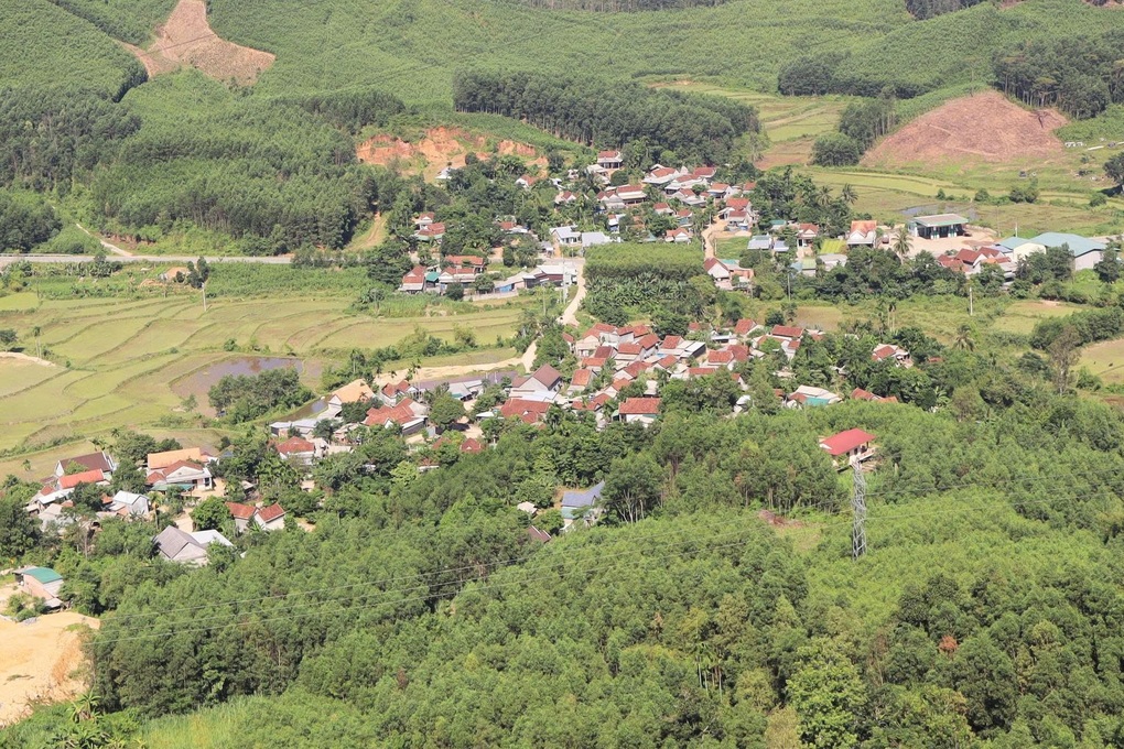 Tảng đá nặng hàng chục tấn nguy cơ lăn xuống khu dân cư - 2