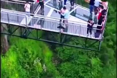 Cầu kính đáng sợ ở Trung Quốc