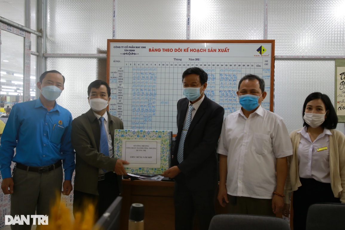 Đầu năm, doanh nghiệp may đỏ mắt tìm lao động - 2 Đầu năm, doanh nghiệp may đỏ mắt tìm lao động - 2