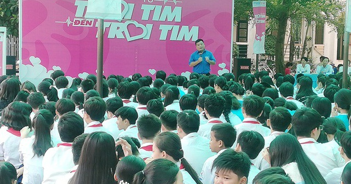Học sinh rớt nước mắt với chương trình “Từ trái tim đến trái tim” | Báo ...