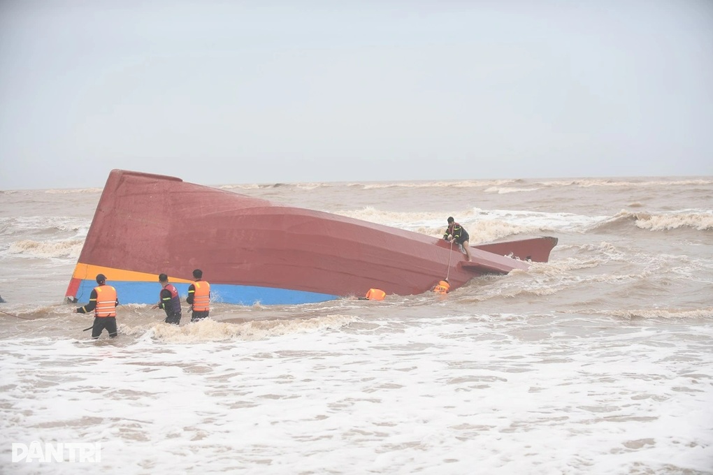 Vụ tàu cá chìm trong bão: Ngư dân thoát nạn sau một giờ vật lộn trên biển - 3 Vụ tàu cá chìm trong bão: Ngư dân thoát nạn sau một giờ vật lộn trên biển - 3
