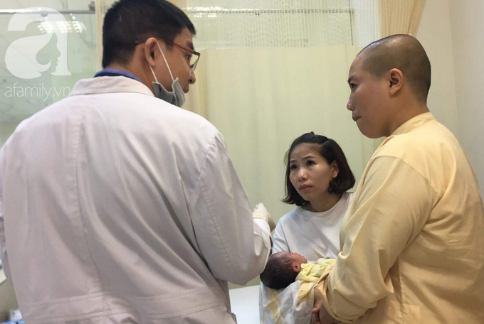 Bé gái sơ sinh ở Lâm Đồng bị mẹ bỏ trong bọc xốp treo trên cây 3 ngày, mũi có dòi không thể phát triển bình thường - Ảnh 11. Bé gái sơ sinh ở Lâm Đồng bị mẹ bỏ trong bọc xốp treo trên cây 3 ngày, mũi có dòi không thể phát triển bình thường - Ảnh 11.