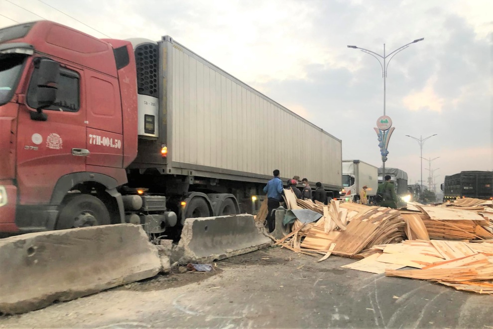 Xe chở gỗ ép đâm dải phân cách, quốc lộ 1A ách tắc kéo dài - 1 Xe chở gỗ ép đâm dải phân cách, quốc lộ 1A ách tắc kéo dài - 1