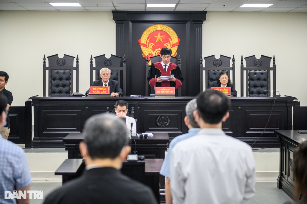 Cựu Giám đốc bệnh viện Tim Hà Nội Nguyễn Quang Tuấn bị phạt 3 năm tù - 3 Cựu Giám đốc bệnh viện Tim Hà Nội Nguyễn Quang Tuấn bị phạt 3 năm tù - 3