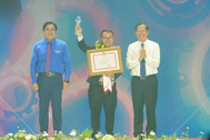 Tân Phó giáo sư 8X "rinh" giải Công dân trẻ tiêu biểu TPHCM