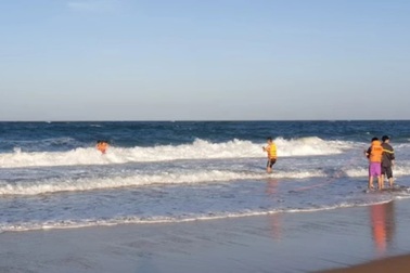 Ngã xuống biển khi chụp ảnh ở gành đá, 2 du khách tử vong