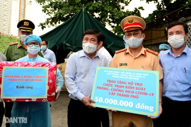 TPHCM: Chủ tịch Nguyễn Thành Phong thăm các chốt trạm kiểm dịch Covid-19