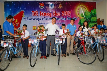 Trung thu rộn rã tiếng cười nơi Quân cảng Cam Ranh