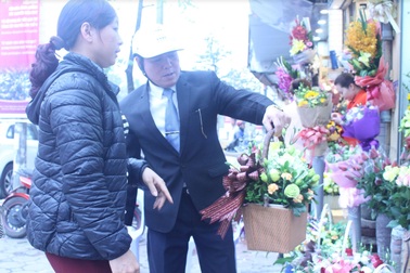 Hà Nội: Hoa tươi tăng giá vẫn hút khách dịp 8/3