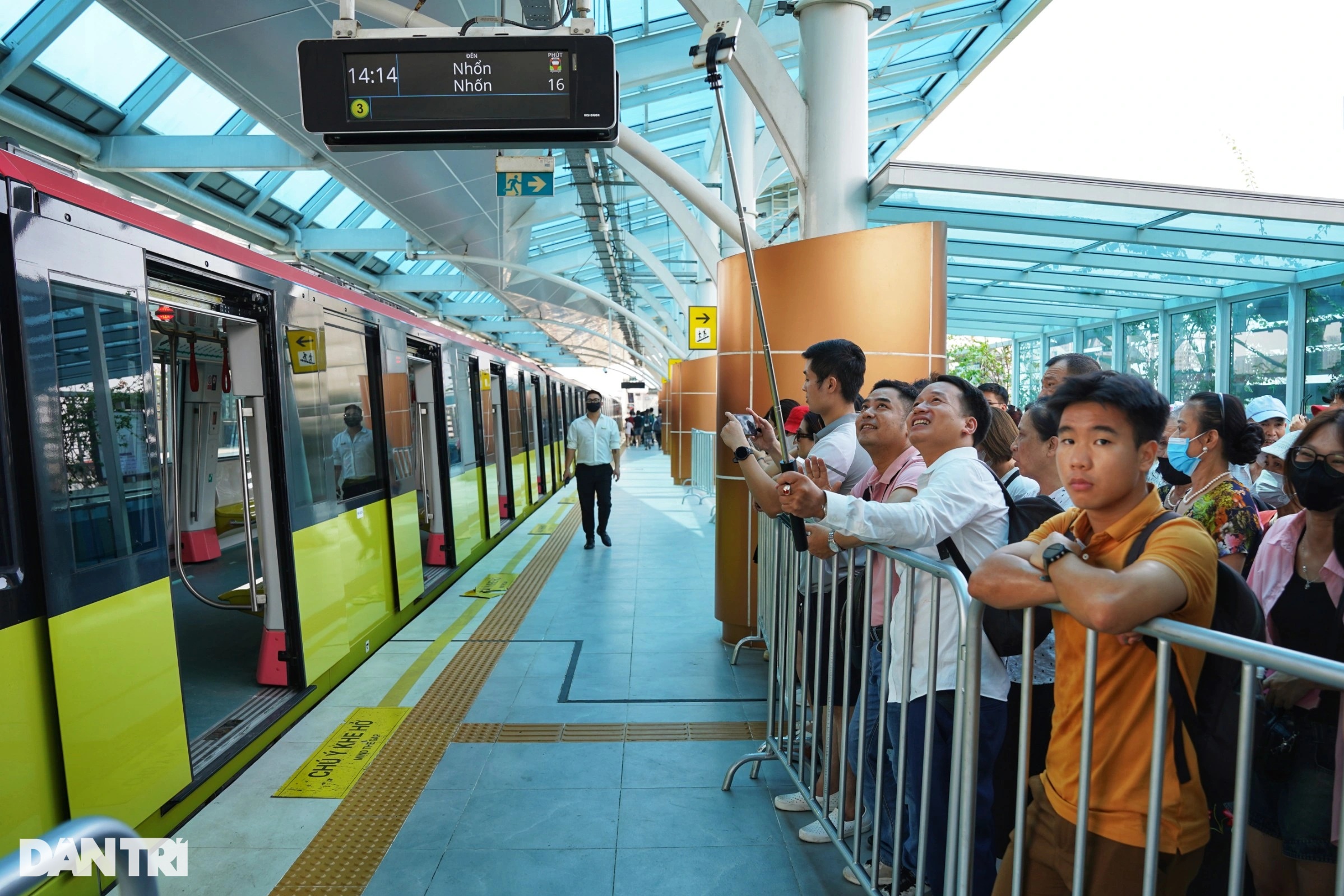 View - Rào chắn an toàn "chạy bằng cơm" tại 2 tuyến metro ở Hà Nội | Báo Dân trí