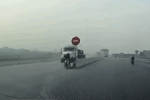 Xe máy đi ngược chiều còn nháy đèn đòi ô tô tránh đường