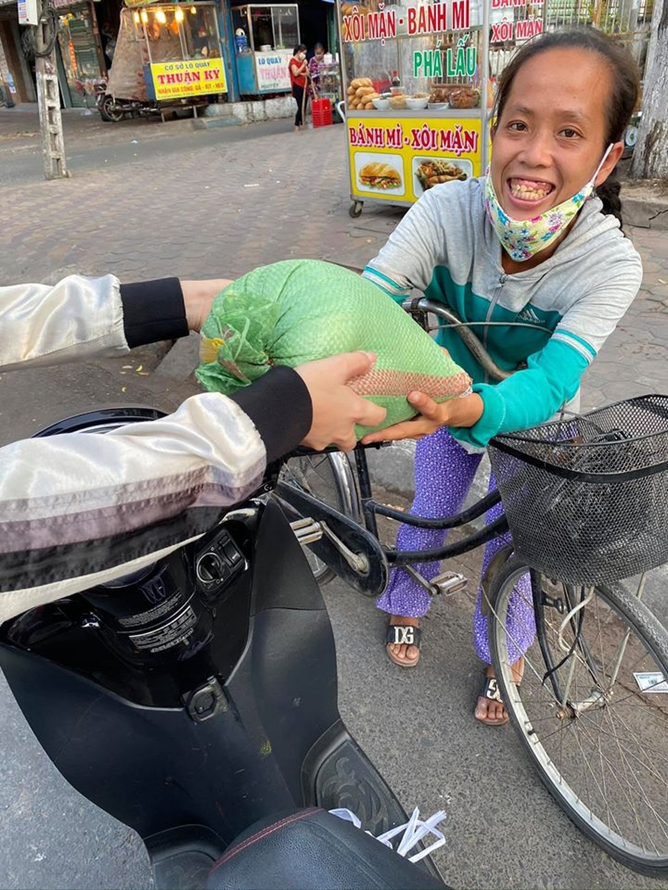 Cần Thơ hỗ trợ hơn 3.200 người bán vé số dạo - 3 Cần Thơ hỗ trợ hơn 3.200 người bán vé số dạo - 3